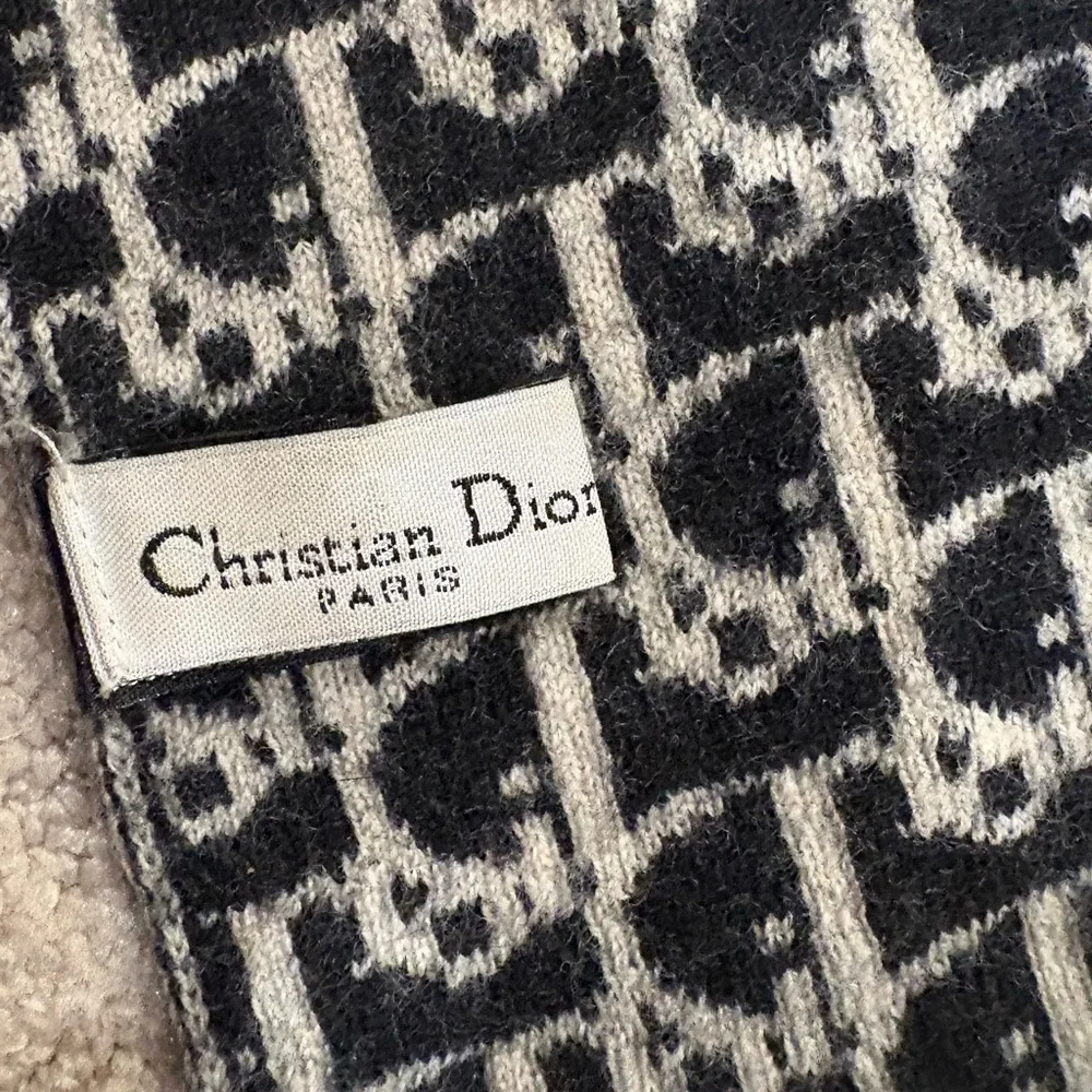 Dior chic scarf